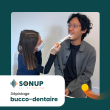 Personne réalisant un dépistage bucco-dentaire avec le solution proposée par SONUP SoCiety