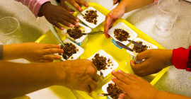 Enfants d’école maternelle découvrant des yaourts muesli croustillant Chocolat-Coco en topping
